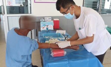 เจาะเลือดตรวจคัดกรองโรคเอชไอวี ซิฟิลิส และไวรัสตับอักเสบบี ซี